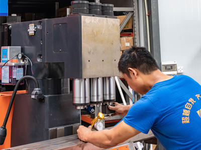 CNC 蛇口製造機の操作は複雑ですか?